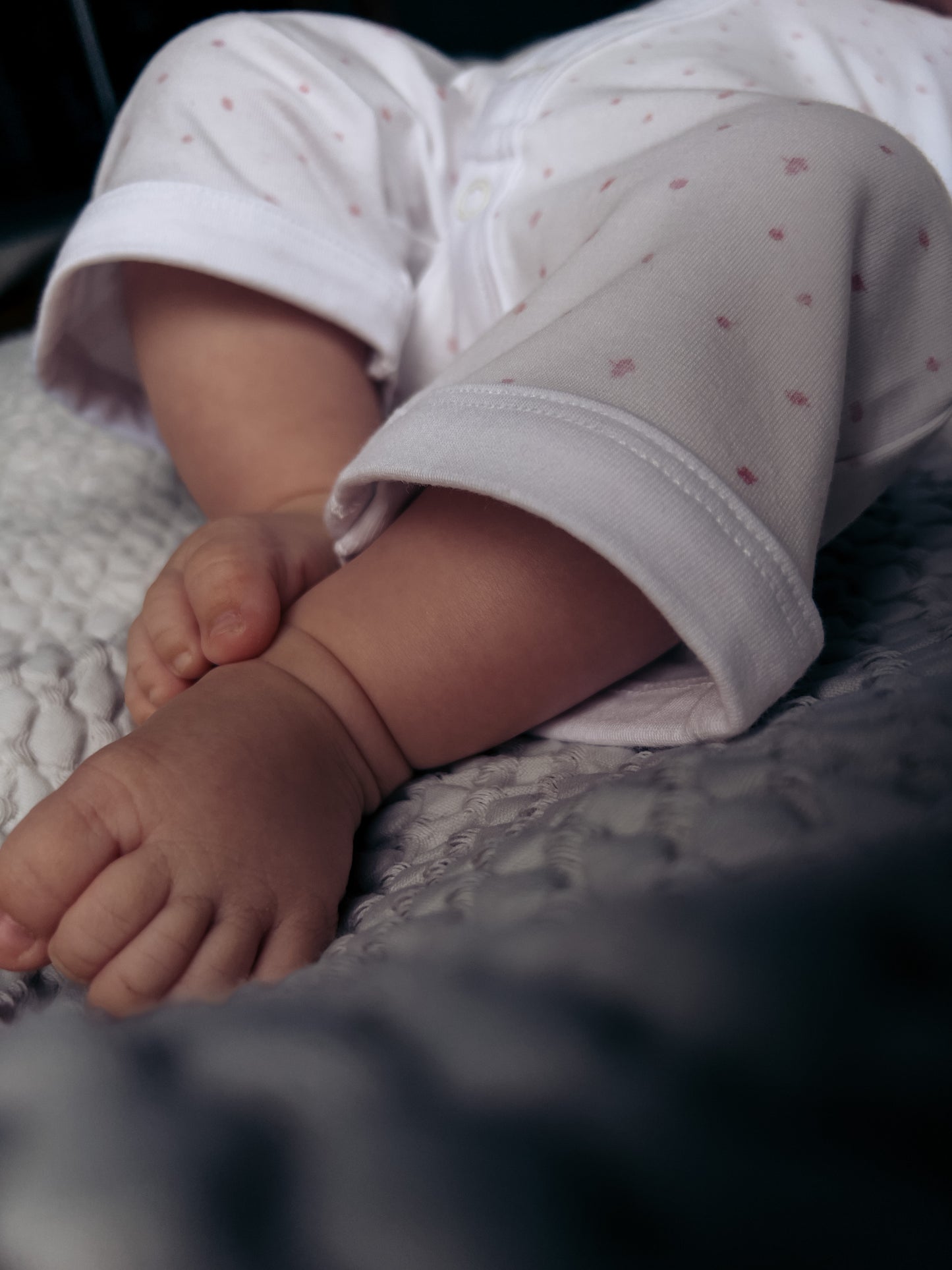 Sommarpyjamas för baby med rosa blommor