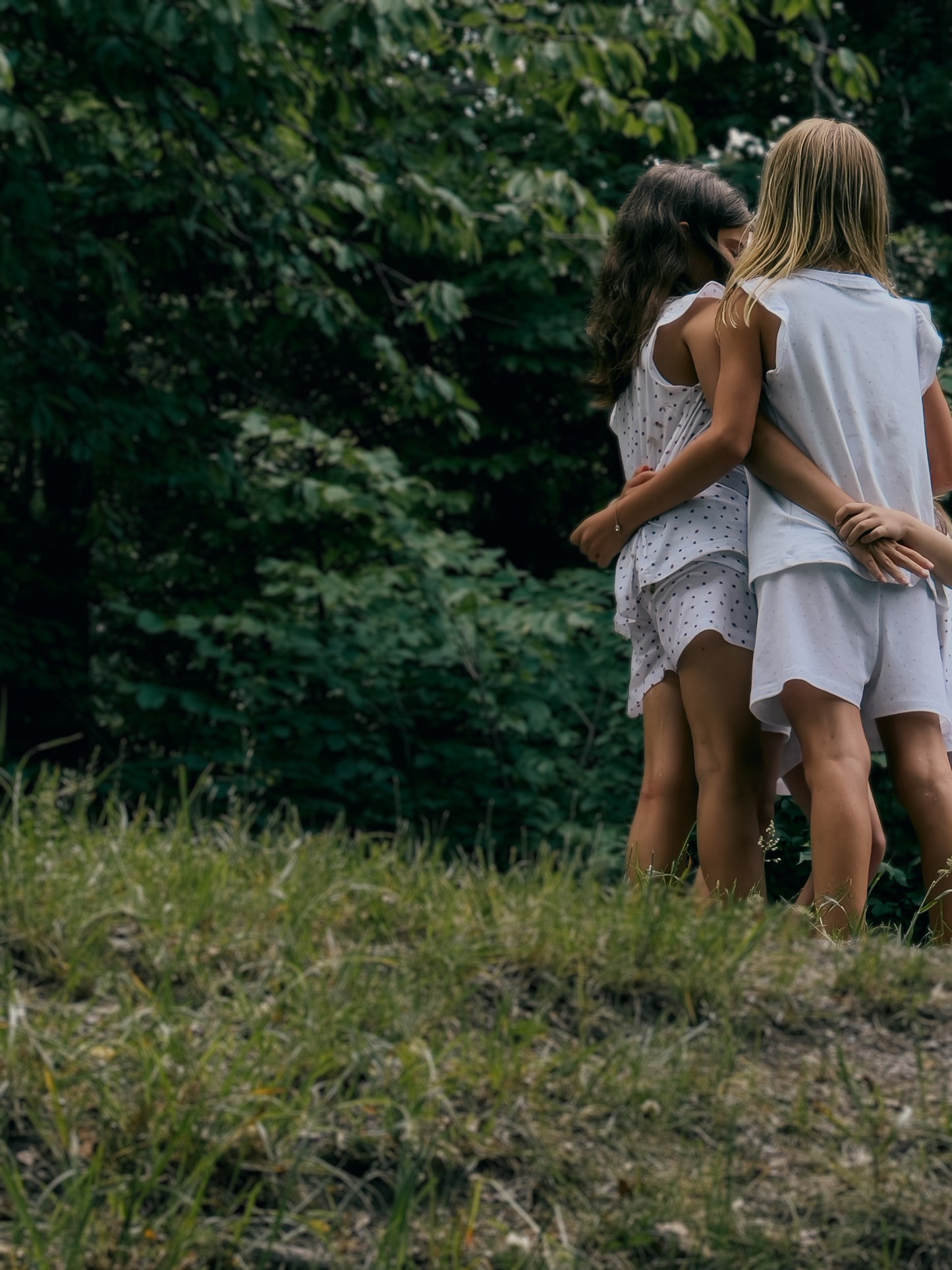 Kort pyjamasset i mjuk modalmix med broderi och rosa blomma Pyjamas