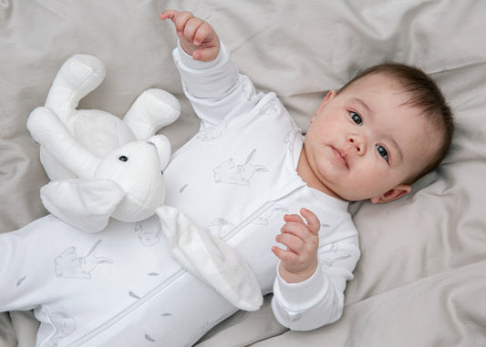 Pyjamas med fot för baby i ekologisk bomull med kaniner