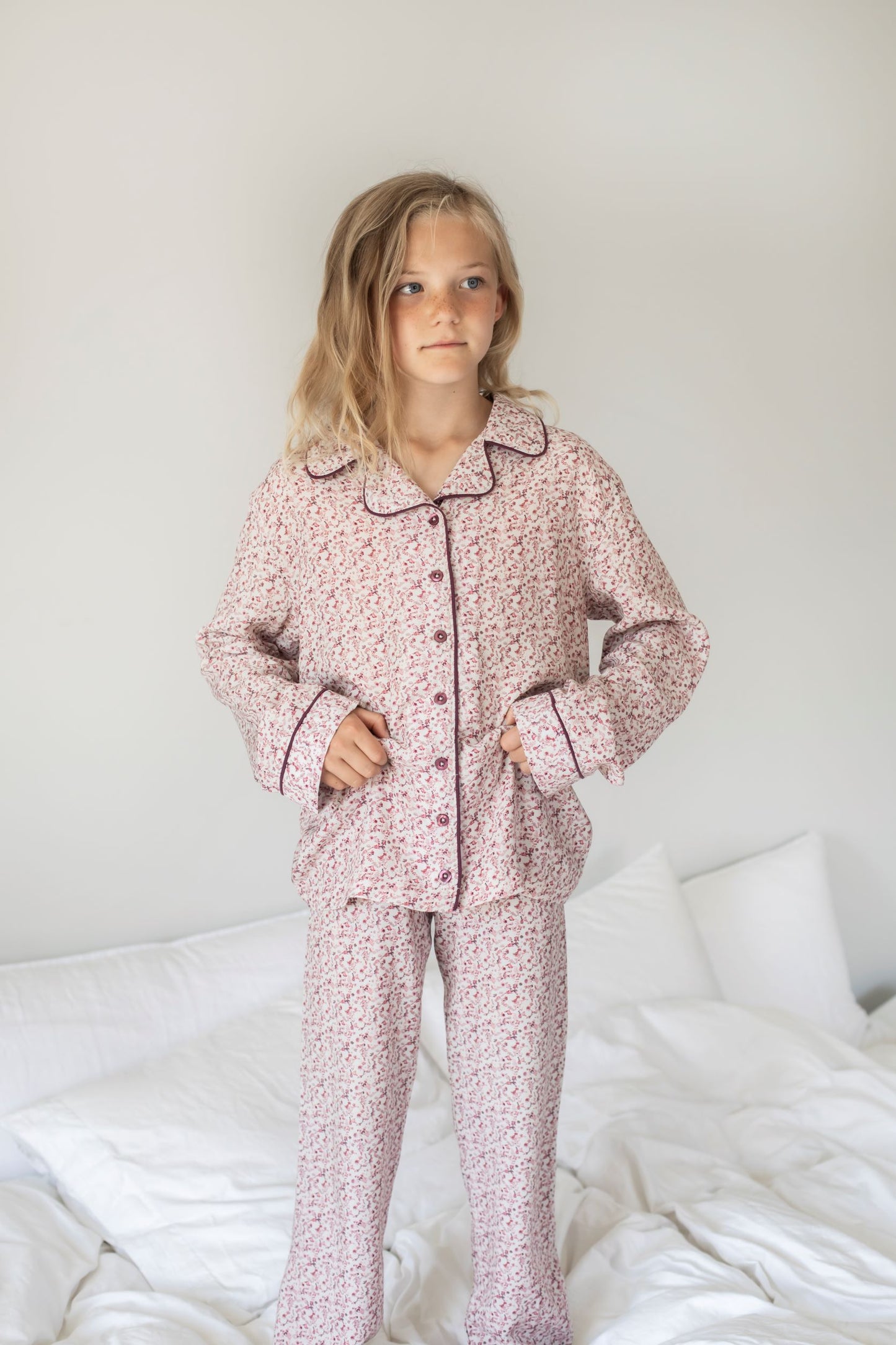 Pyjamas i viscose med sidenband