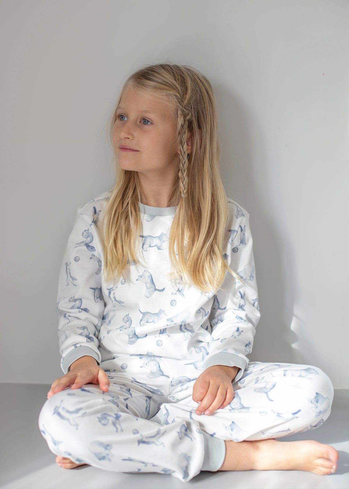 Pyjamas i ekologisk bomull med varg och ekorre