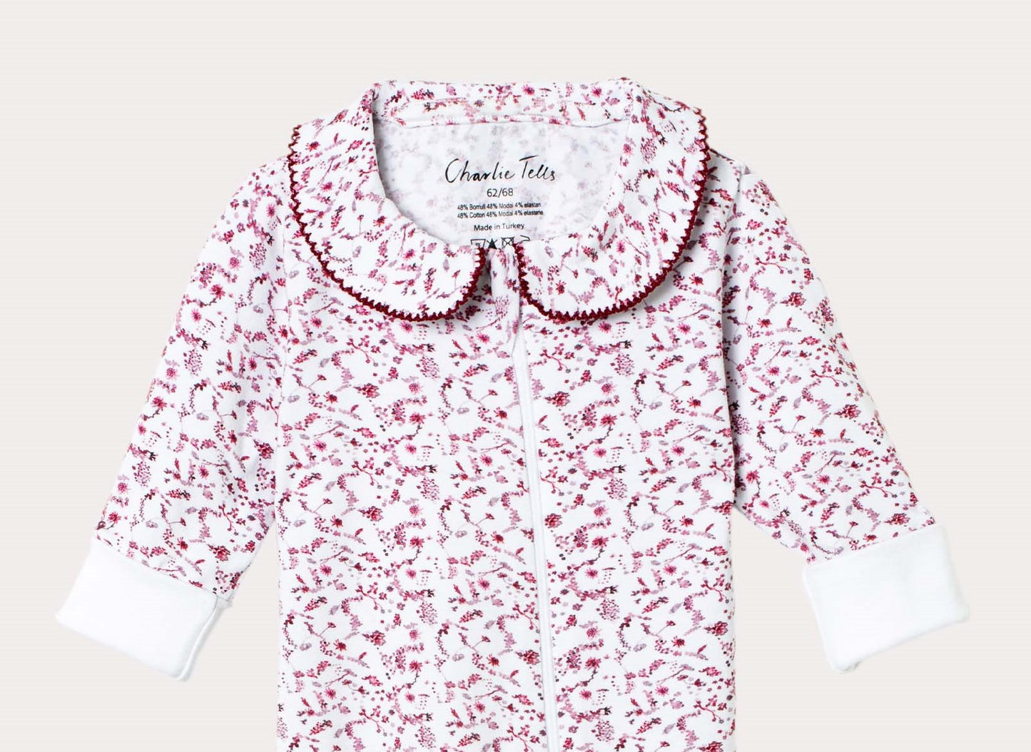Pyjamas för baby med broderad krage