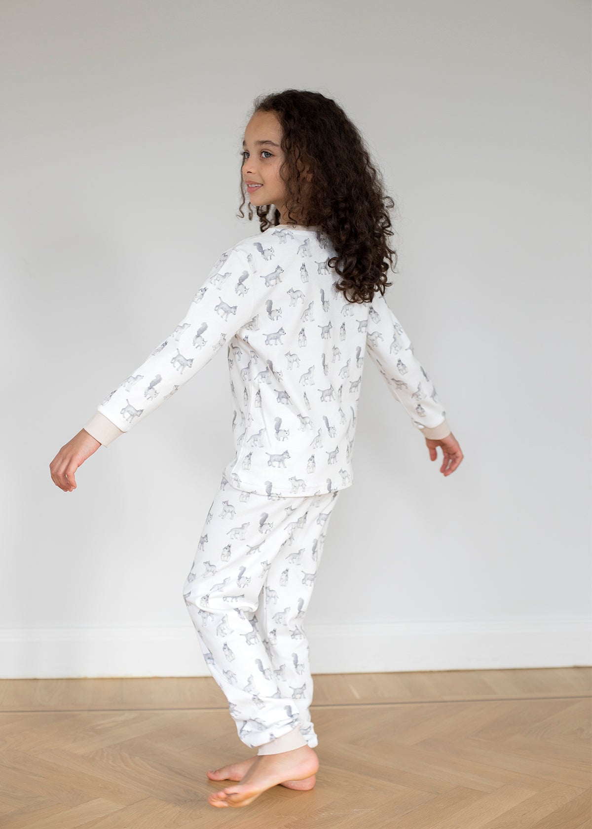 Pyjamas i ekologisk bomull med ekorre och varg