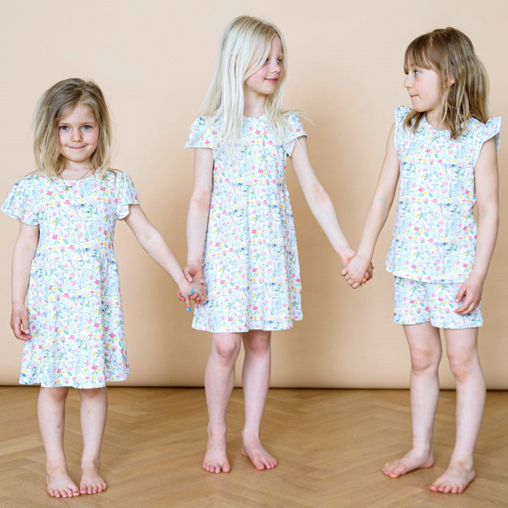 Klänning med fjärilsärm