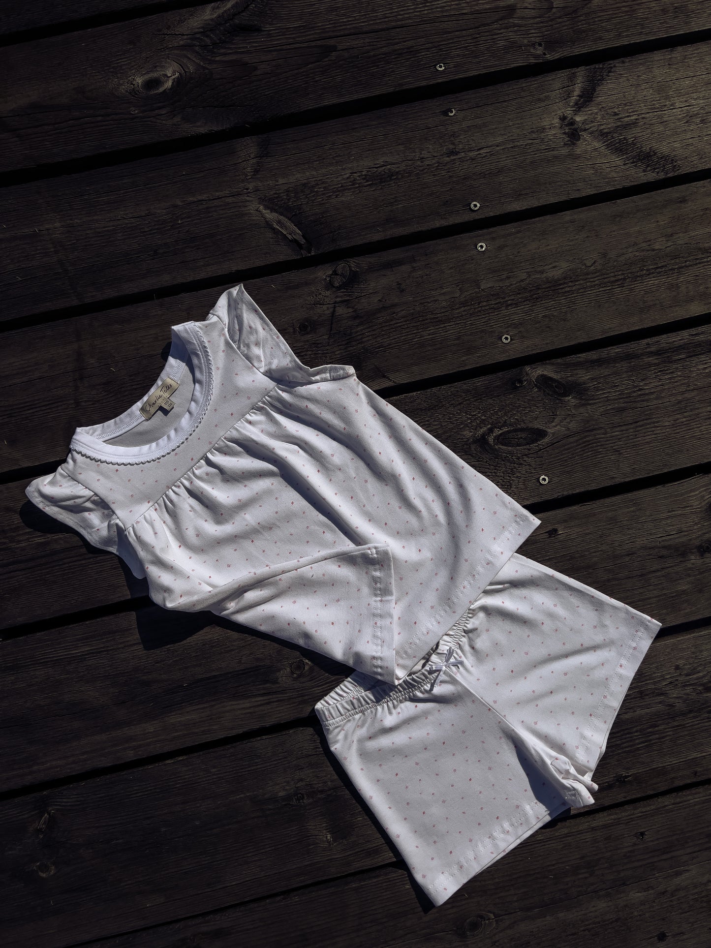 Kort pyjamasset i mjuk modalmix med broderi och rosa blomma Pyjamas