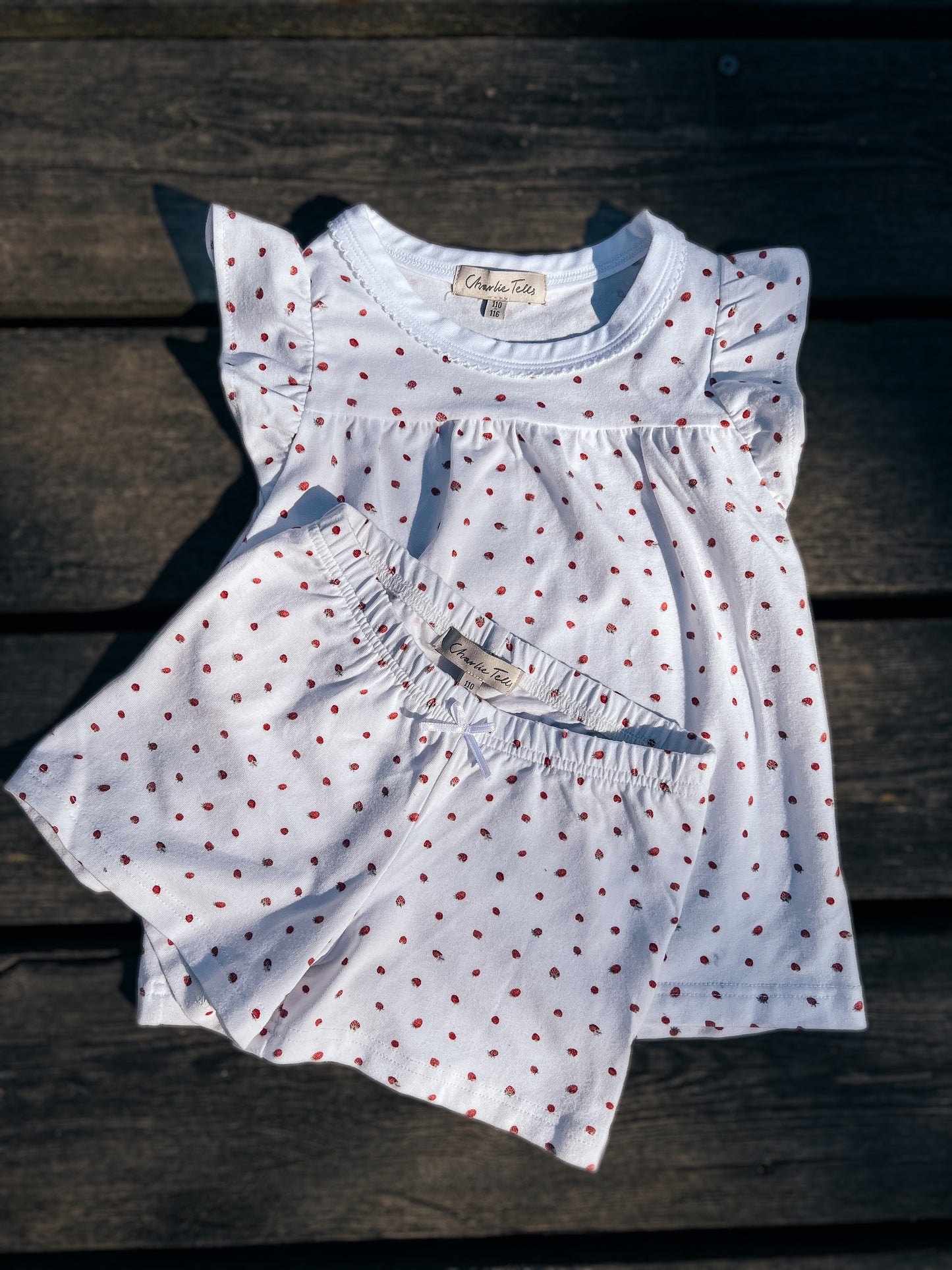 Kort pyjamasset i mjuk modalmix med broderi och smultron Pyjamas