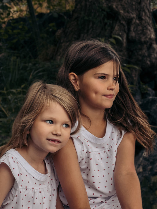 Kort pyjamasset i mjuk modalmix med broderi och smultron Pyjamas