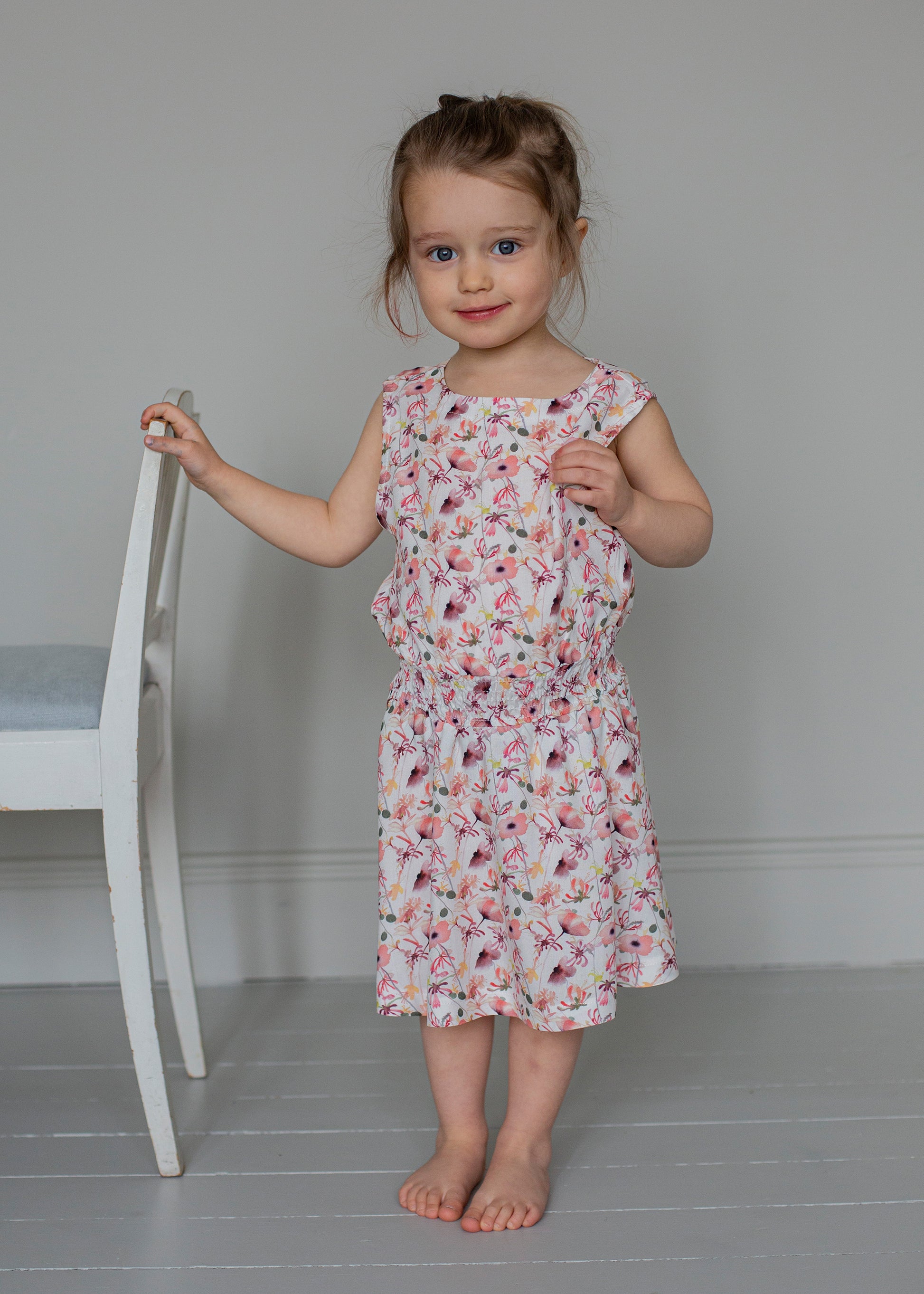 Kids dress with smocked waist and flowerprint