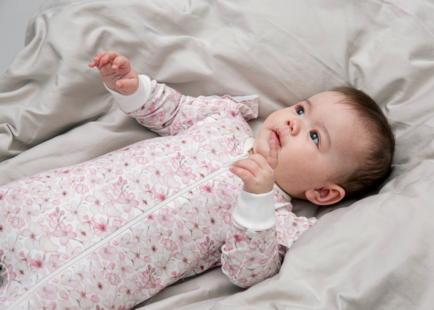 Pyjamas för baby med blommor.