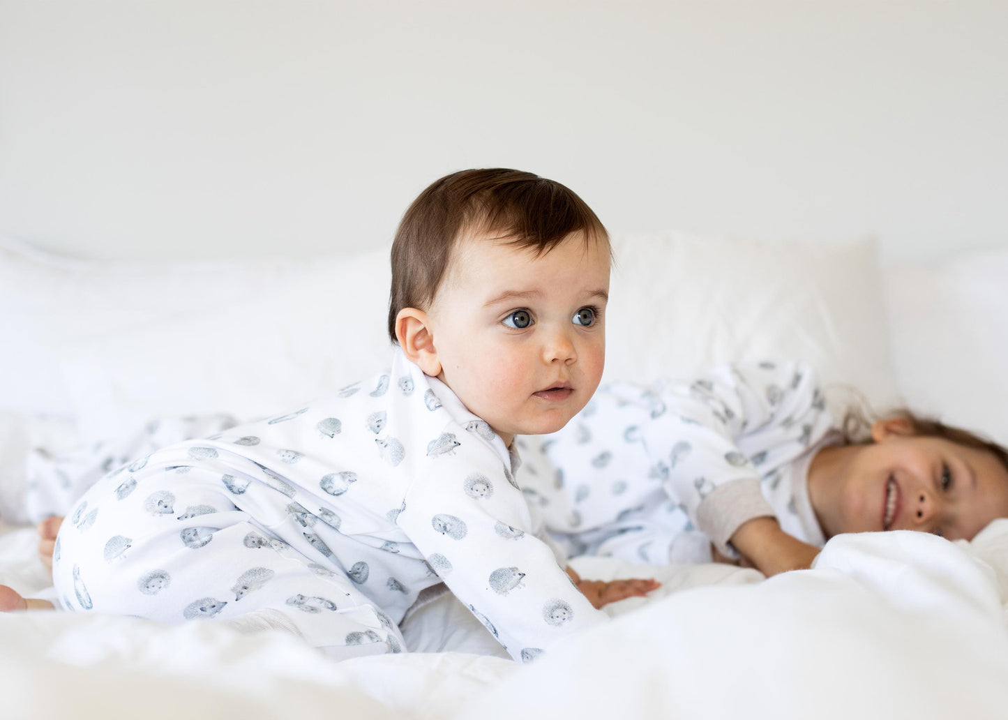 Pyjamas för baby i ekologisk bomull med igelkottar
