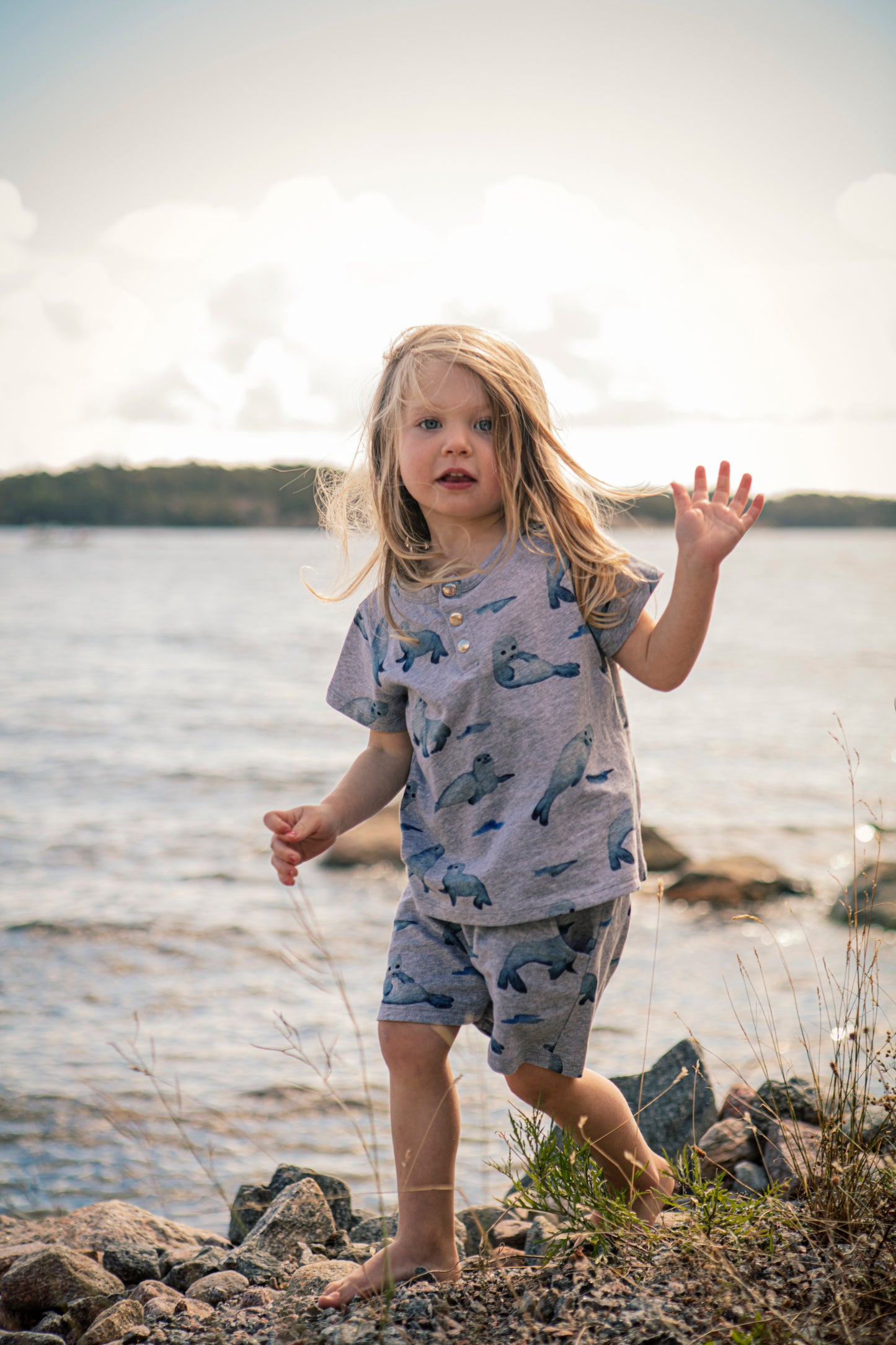 T-shirt with push buttons and seal print