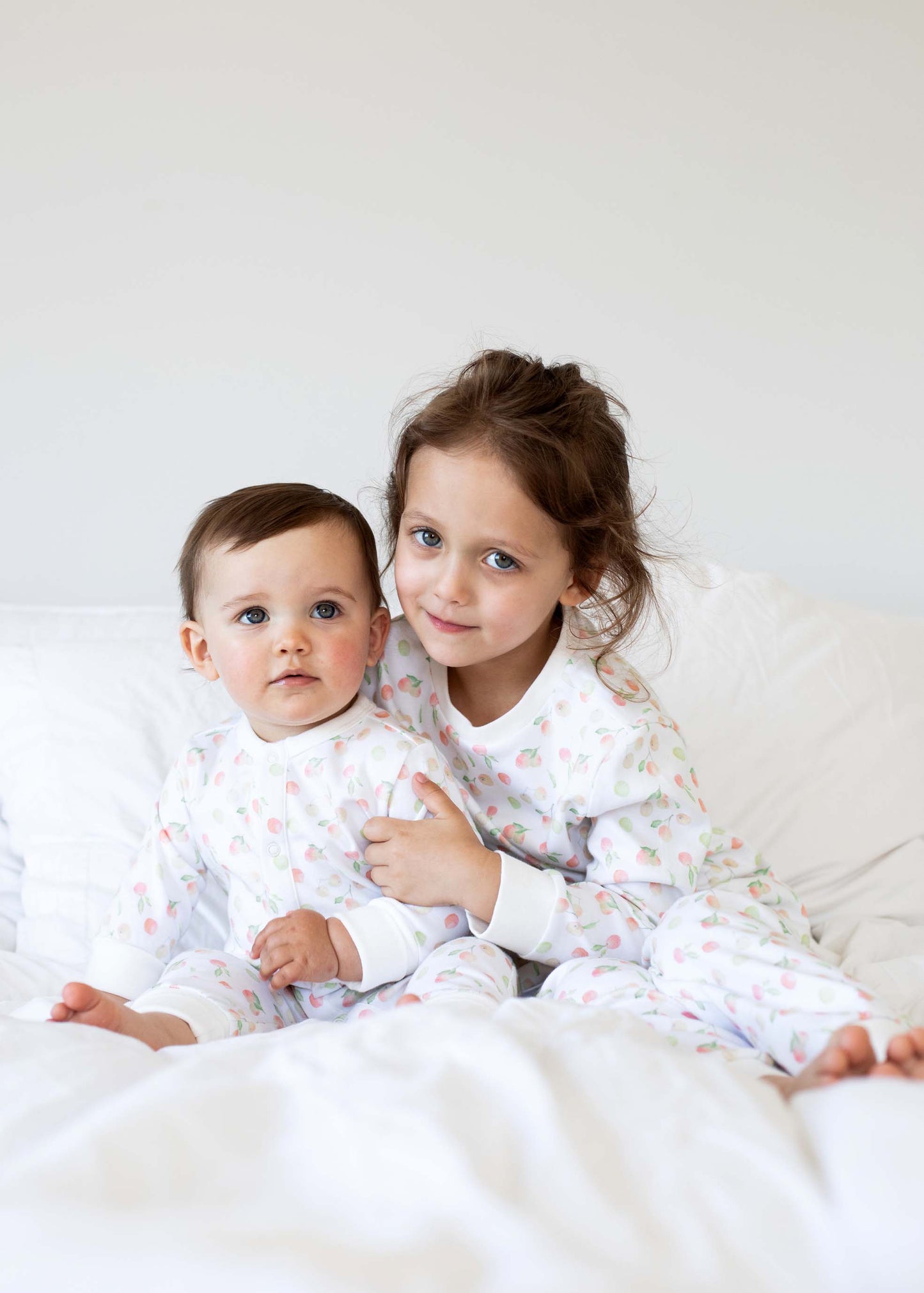 Pyjamas för baby i ekologisk bomull med äpplen Pyjamas baby