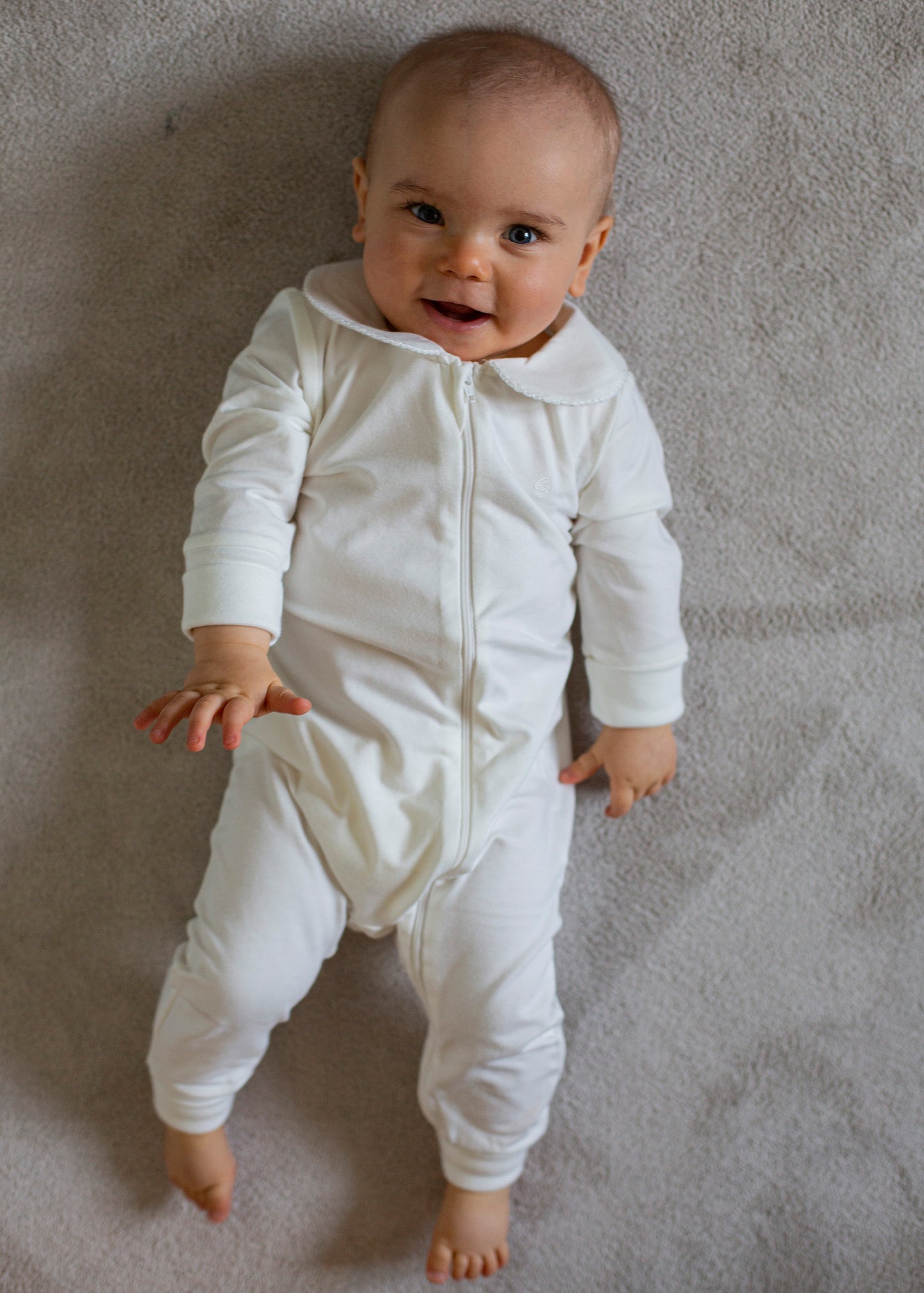 Pyjamas för baby med broderad krage Pyjamas baby