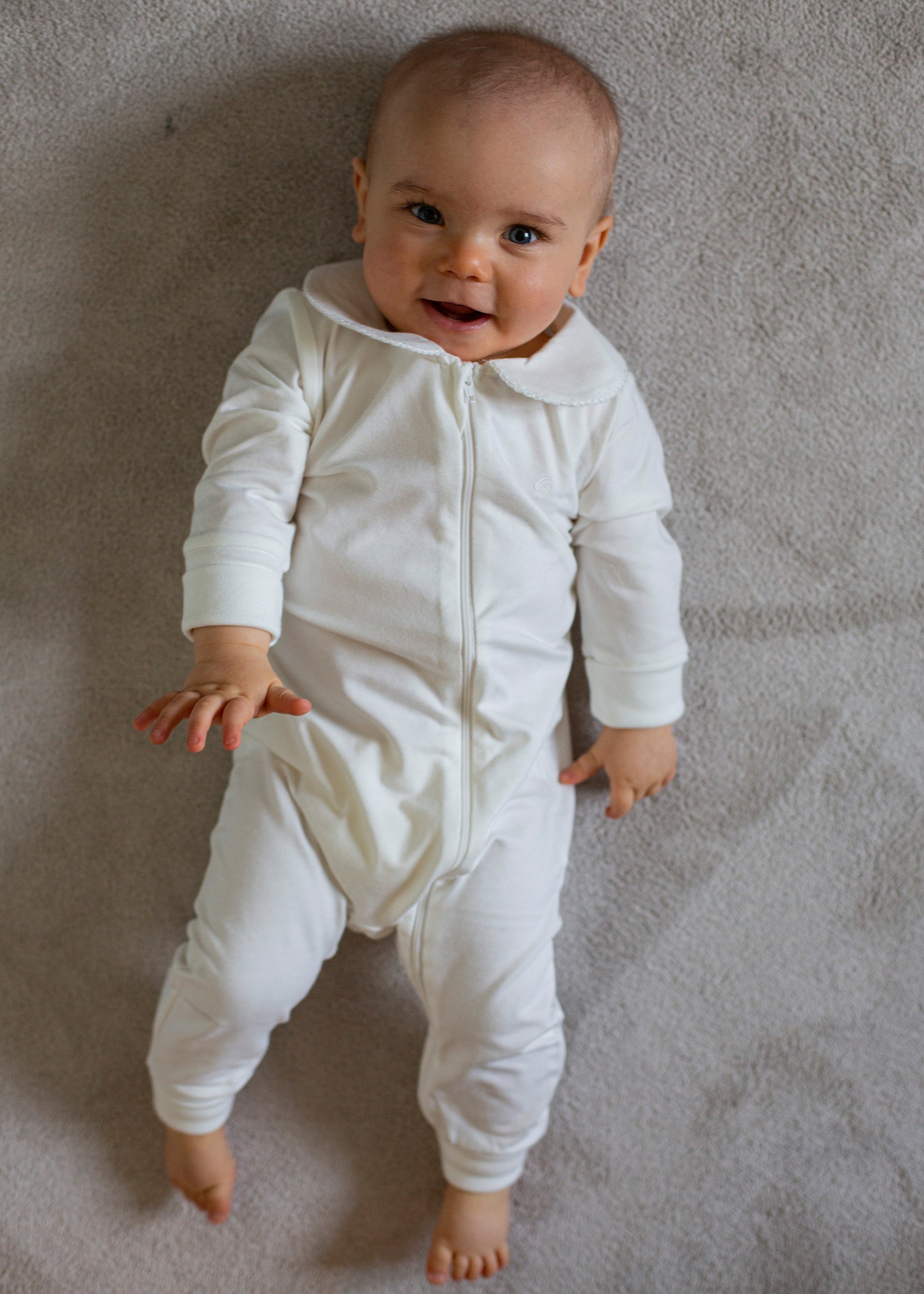 Pyjamas för baby med broderad krage Pyjamas baby