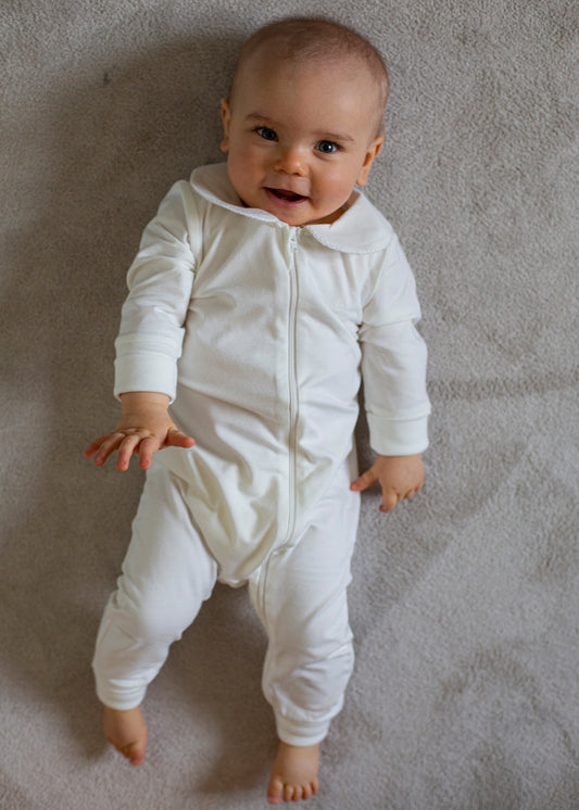 Pyjamas för baby med broderad krage Pyjamas baby
