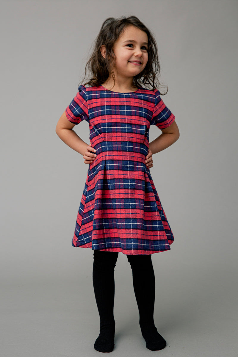 Rutig klänning med lagda veck Baby och småbarn